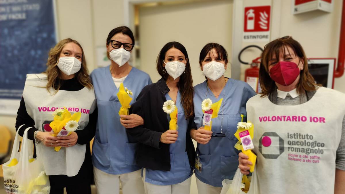 Cesena, 8 marzo: una gerbera dai volontari Ior al Bufalini