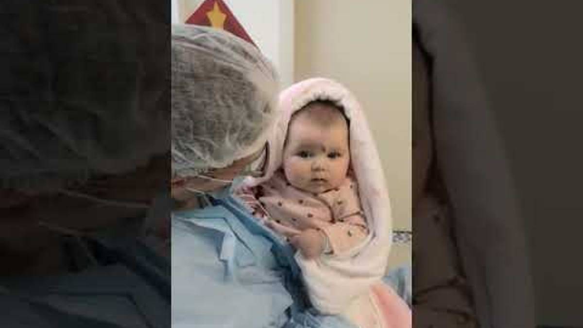 Rimini, il papà suona al piano per il bimbo ricoverato in ospedale