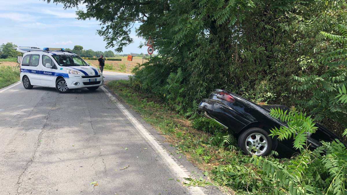 Savignano sul Rubicone, schianto con l'auto: feriti marito e moglie