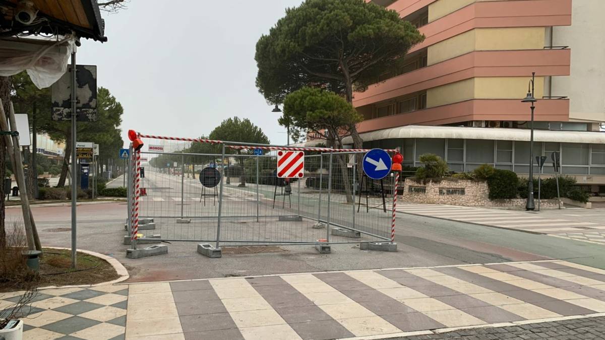 Viale Carducci Cesenatico: lavori alle fogne all'incrocio con viale Fermi
