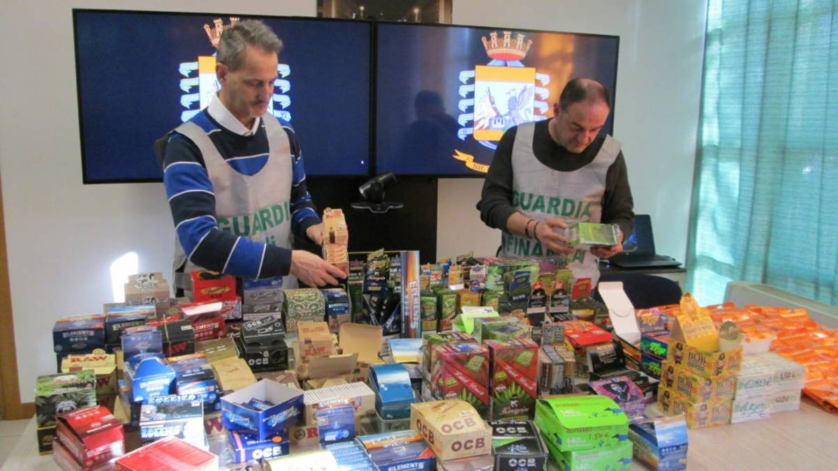Rimini. Negozio per giardinaggio vendeva abusivamente cartine per sigarette