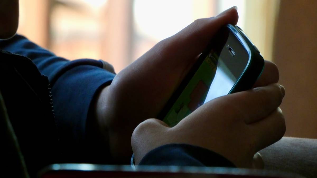 Ravenna: Foto pornografiche sul cellulare regalato alla nipotina di 6 anni, la nonna a processo