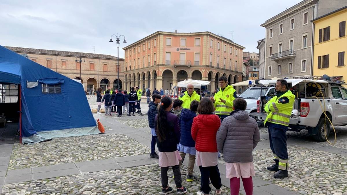Santarcangelo, la Protezione Civile incontra gli alunni della scuola Pascucci