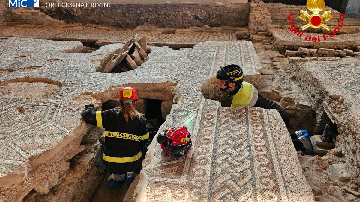 Sotto il mosaico c’è un problema: alla Domus del Chirurgo di Rimini intervengono i Vigili del Fuoco