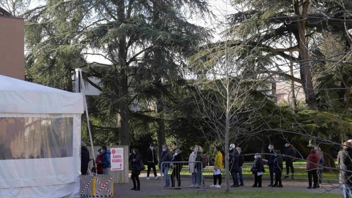 Imola, ore di fila per accedere all'open day vaccinale