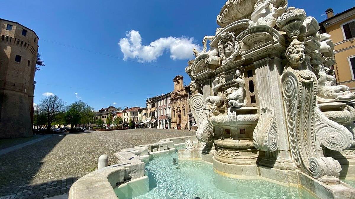 Cesena, la fontana Masini si illumina contro i neurofibromi