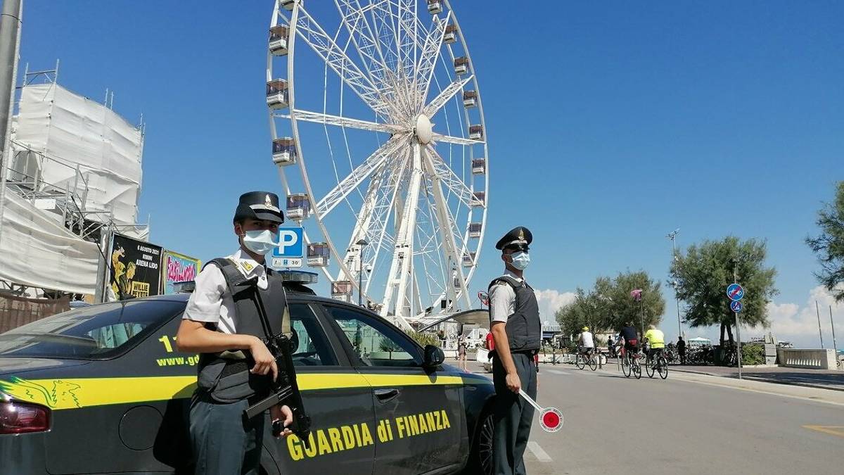 Rimini: sequestrati capi di abbigliamento contraffatti e giocattoli non sicuri