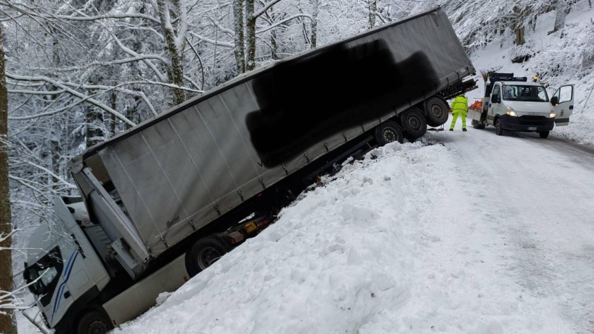 Neve e ghiaccio: camion finisce fuori strada in Campigna