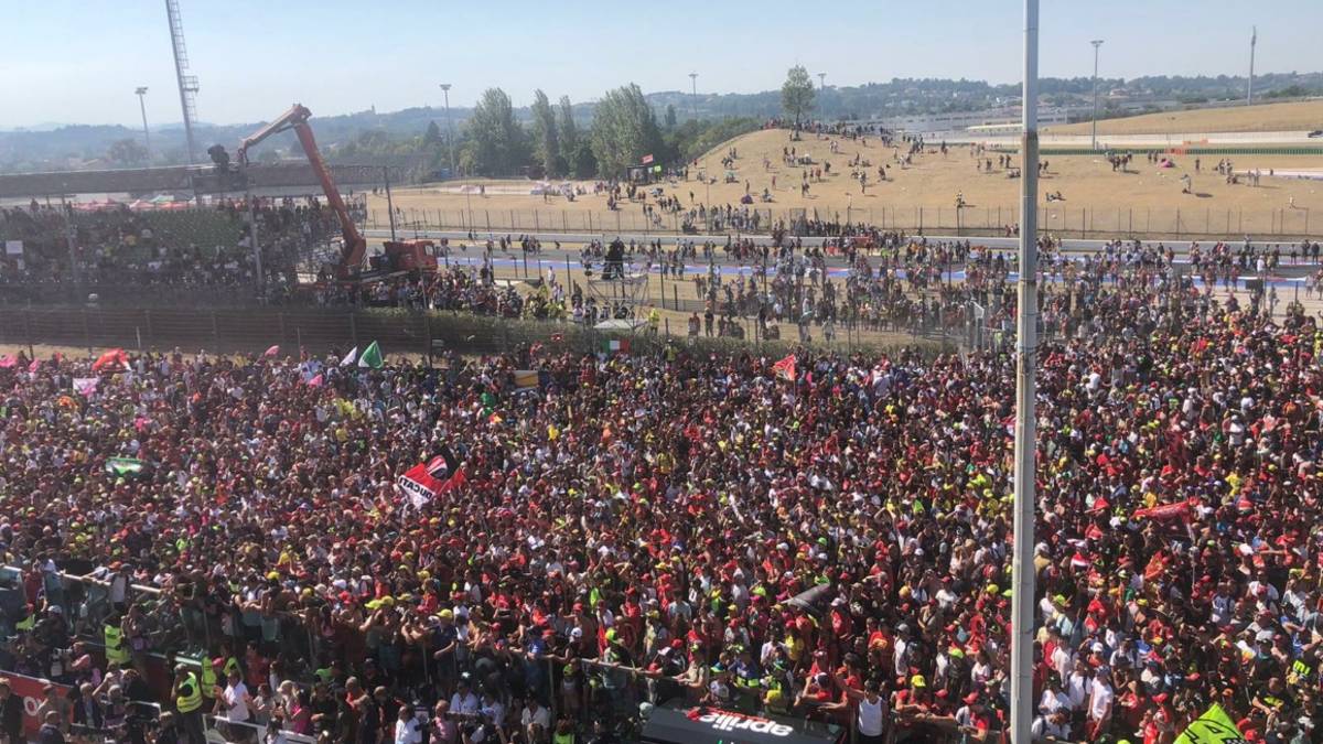 MotoGp: Misano, la carica dei 141.056 tifosi, il pubblico invade e canta l'inno di Mameli VIDEO