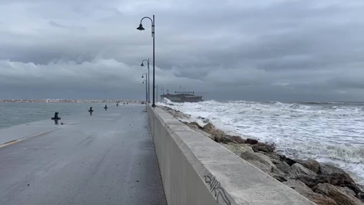 Ora è davvero autunno: pioggia in Romagna e mare mosso in riviera, prevista neve in appennino VIDEO