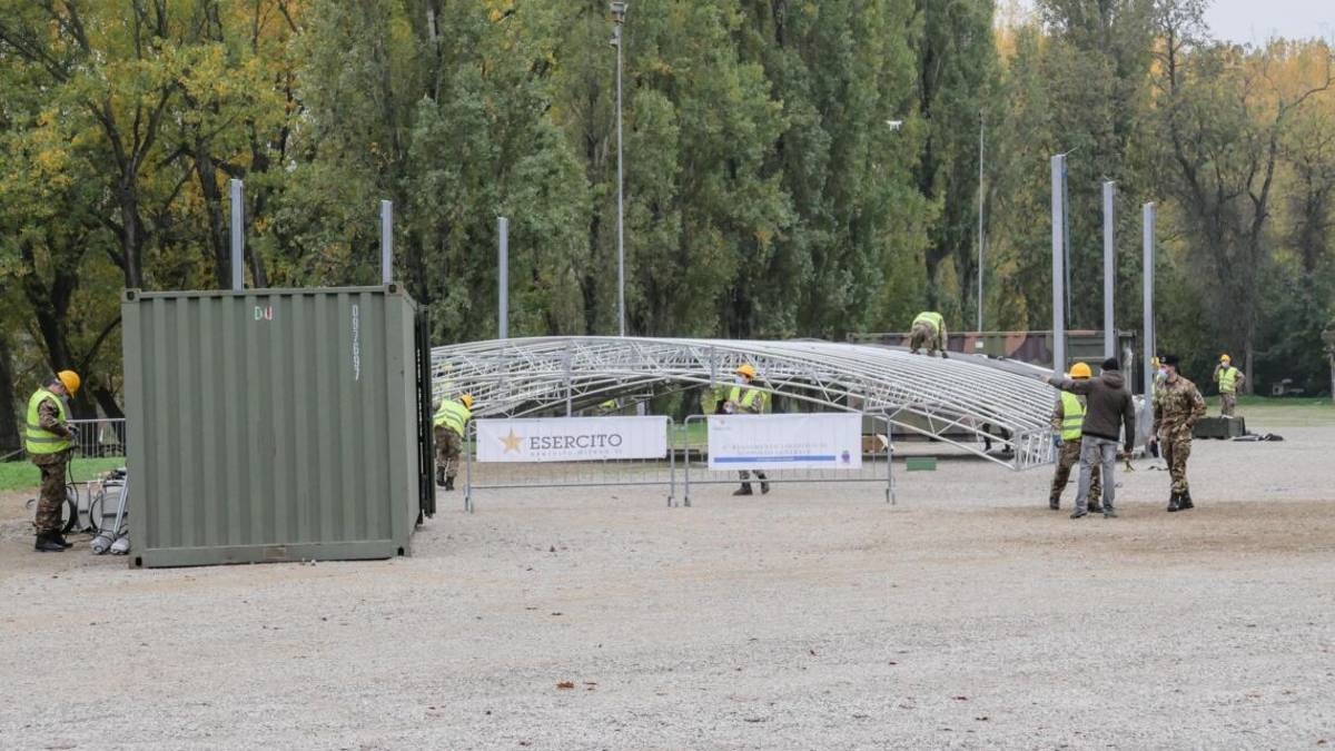 Imola, l'Esercito monta la struttura per un nuovo drive through