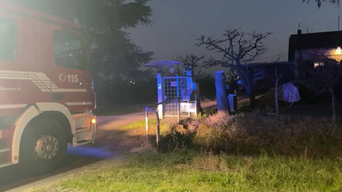 Schiacciato dai tubi delle serre: 70enne muore nell'aia dietro casa sua a Cesena - VIDEO