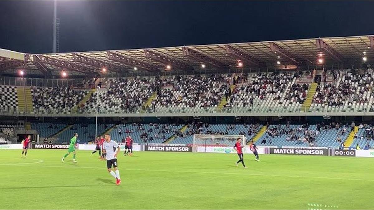 Calcio C, l'ingresso in campo di Cesena e Gubbio in un Manuzzi semivuoto VIDEO