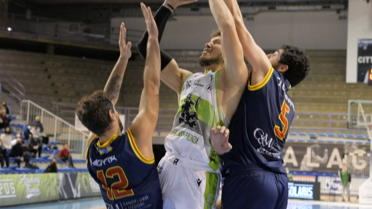 Basket B, tre vittorie hanno rilanciato Faenza