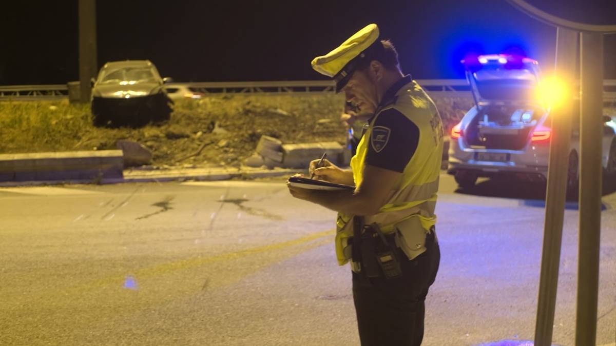Ravenna, pauroso incidente nella notte: auto si schianta contro il muro della rotonda