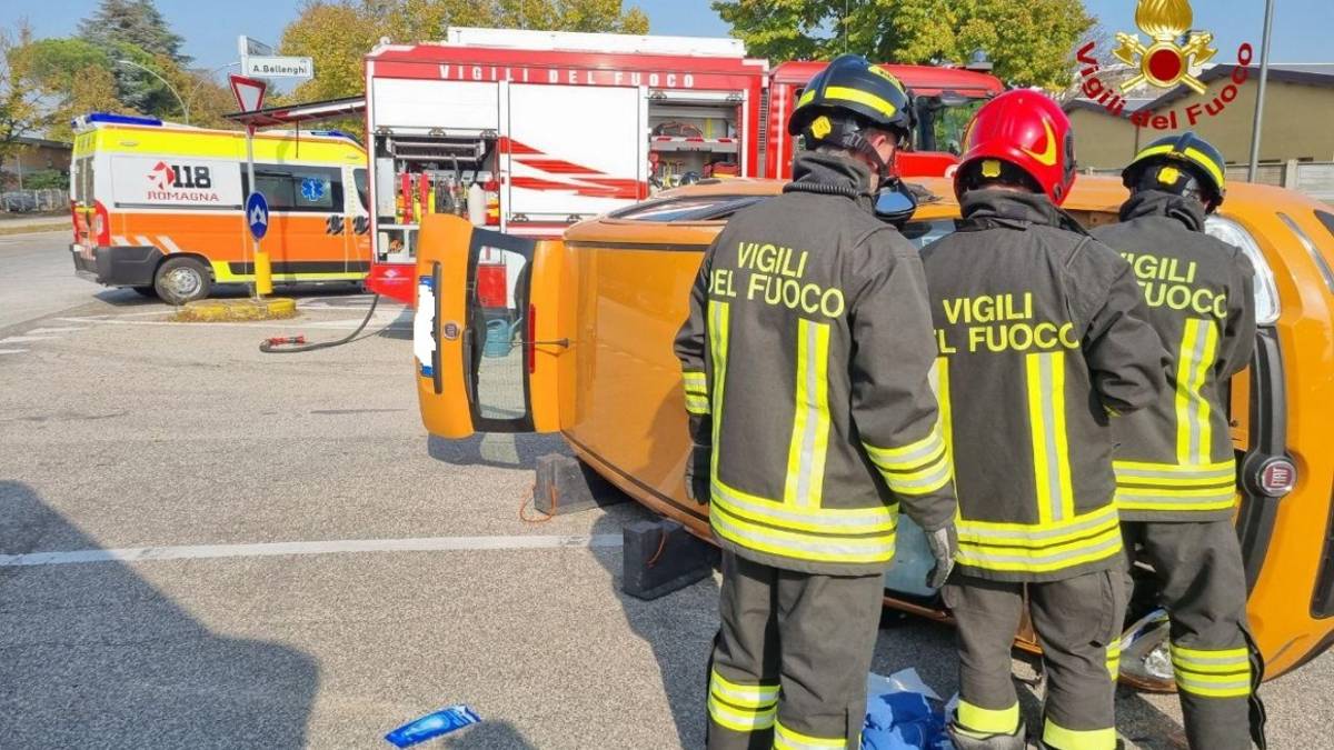 Forlì, incidente: auto si ribalta, intervengono i Vigili del Fuoco