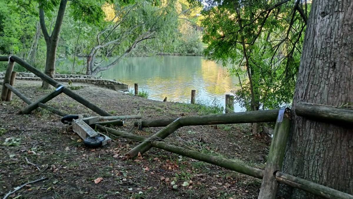 Rimini, la palizzata del Parco della Cava è un colabrodo - Gallery