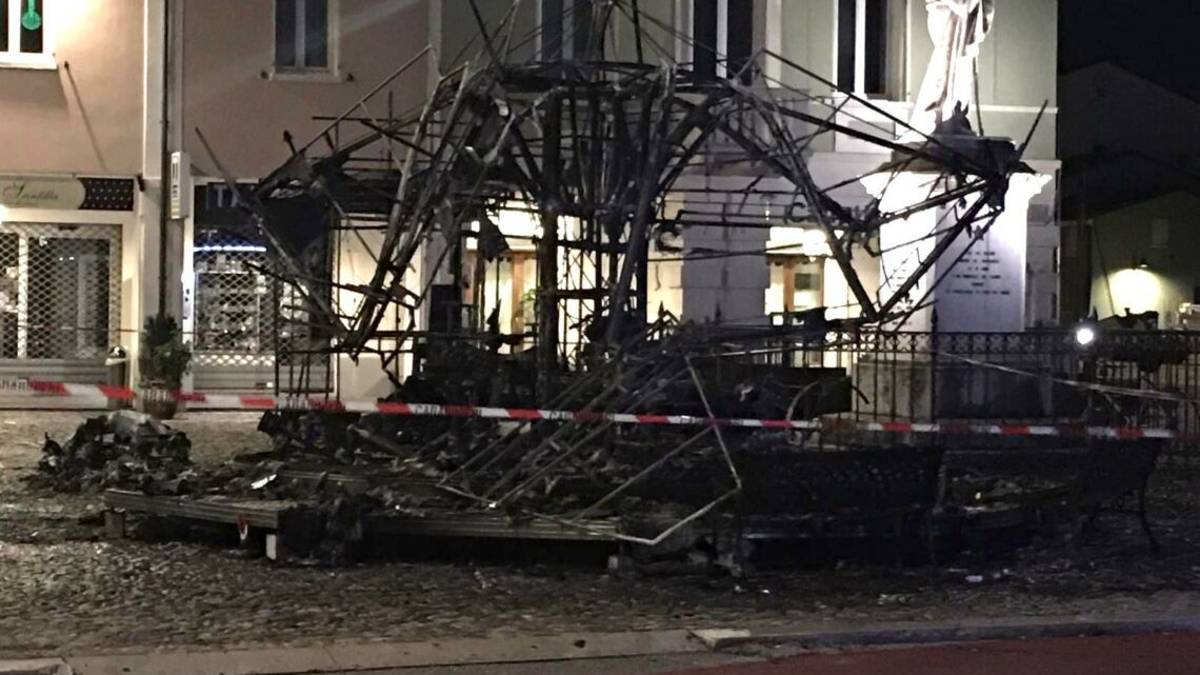 Cesenatico: il fuoco distrugge la giostra di piazza Pisacane