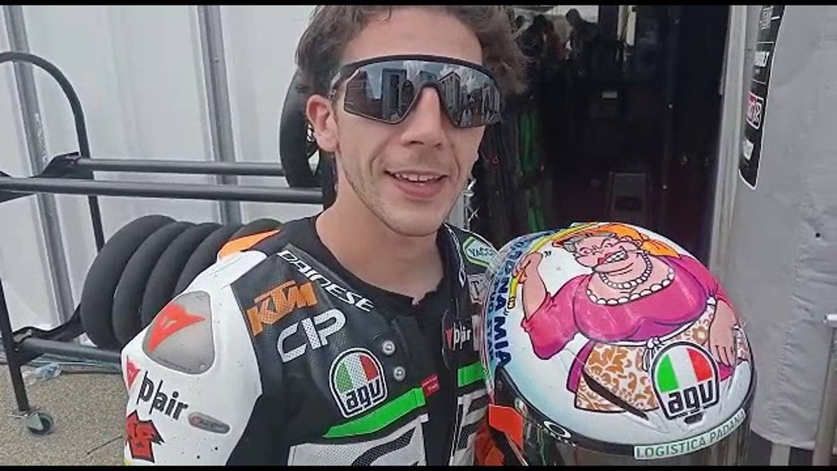 Moto3, il casco speciale di Andrea Migno con una azdora romagnola: Dedicato alla mia terra dopo l'alluvione VIDEO