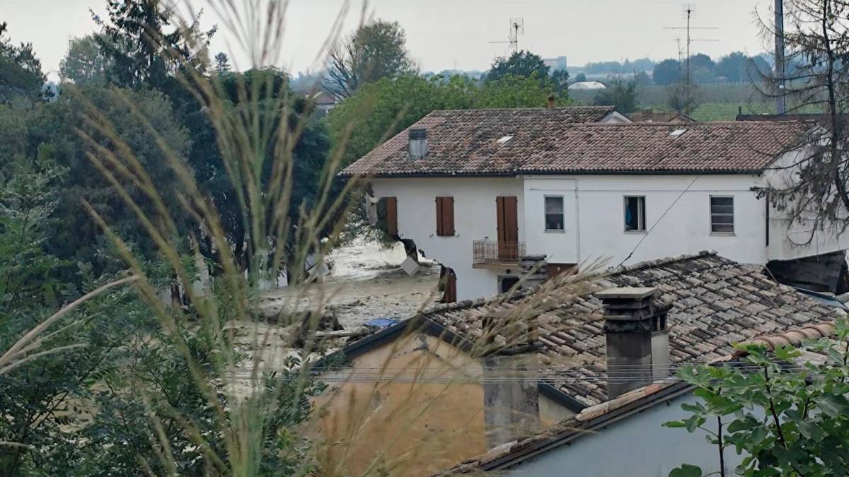 Maltempo in Romagna, l’inferno di Traversara tra dispersi, case crollate e persone salvate dagli elicotteri