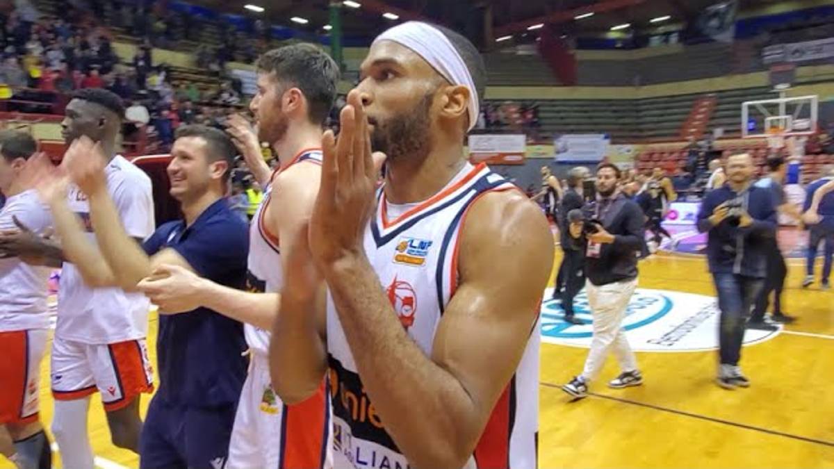Basket A2, l'Unieuro non si ferma più: battuta 81-70 Udine, il Romagna mia sugli spalti VIDEO