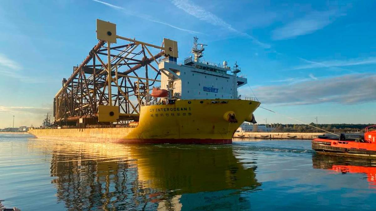 Ravenna, una piattaforma alta 90 metri e pesante 3mila tonnellate in viaggio verso l’Argentina