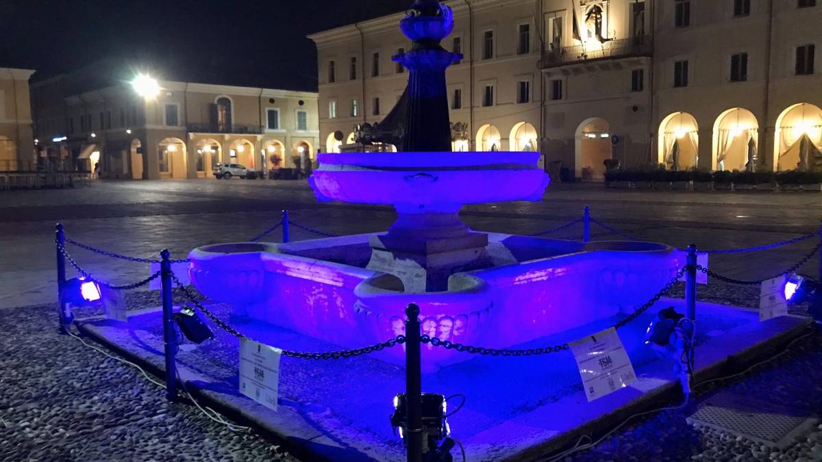 Cervia, la fontana viola per lotta al tumore al seno