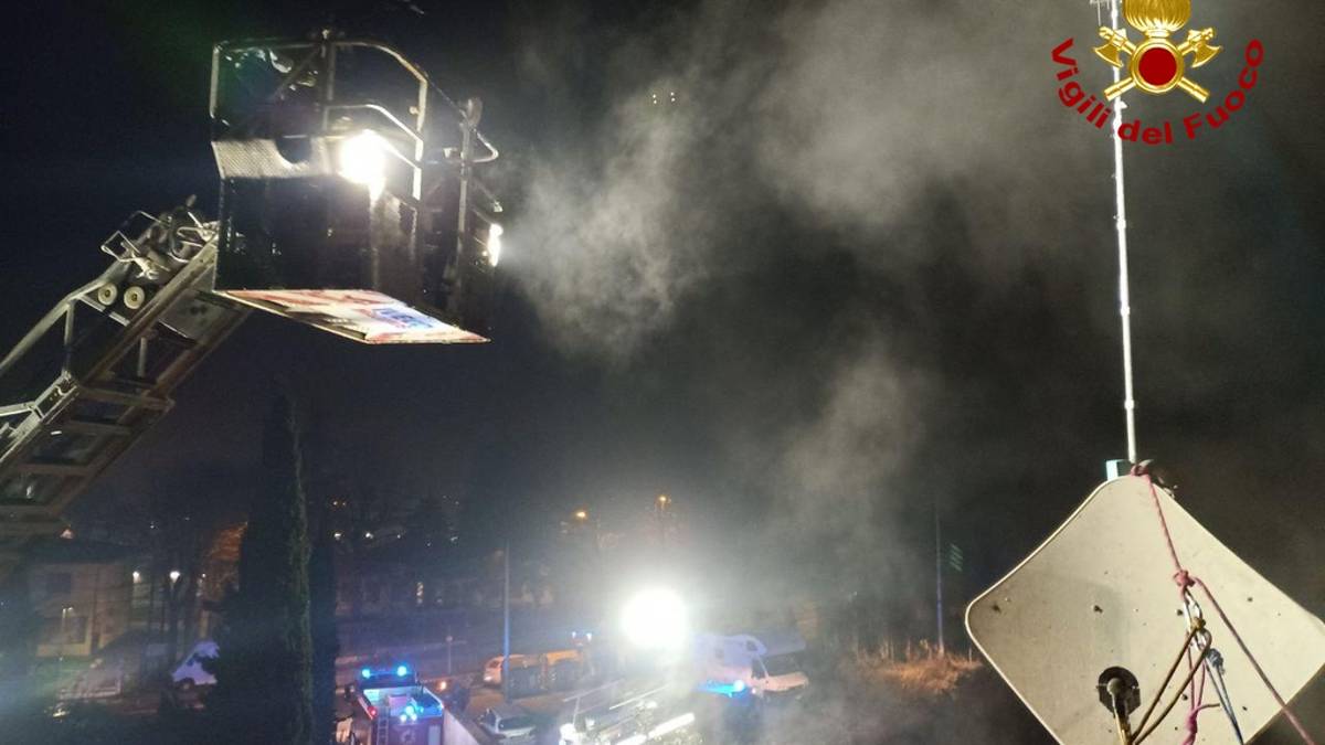Rimini, incendio alla canna fumaria: paura in una villetta con il tetto in legno
