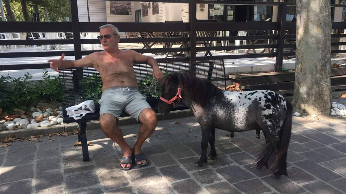 Cervia, in vacanza con il pony al seguito