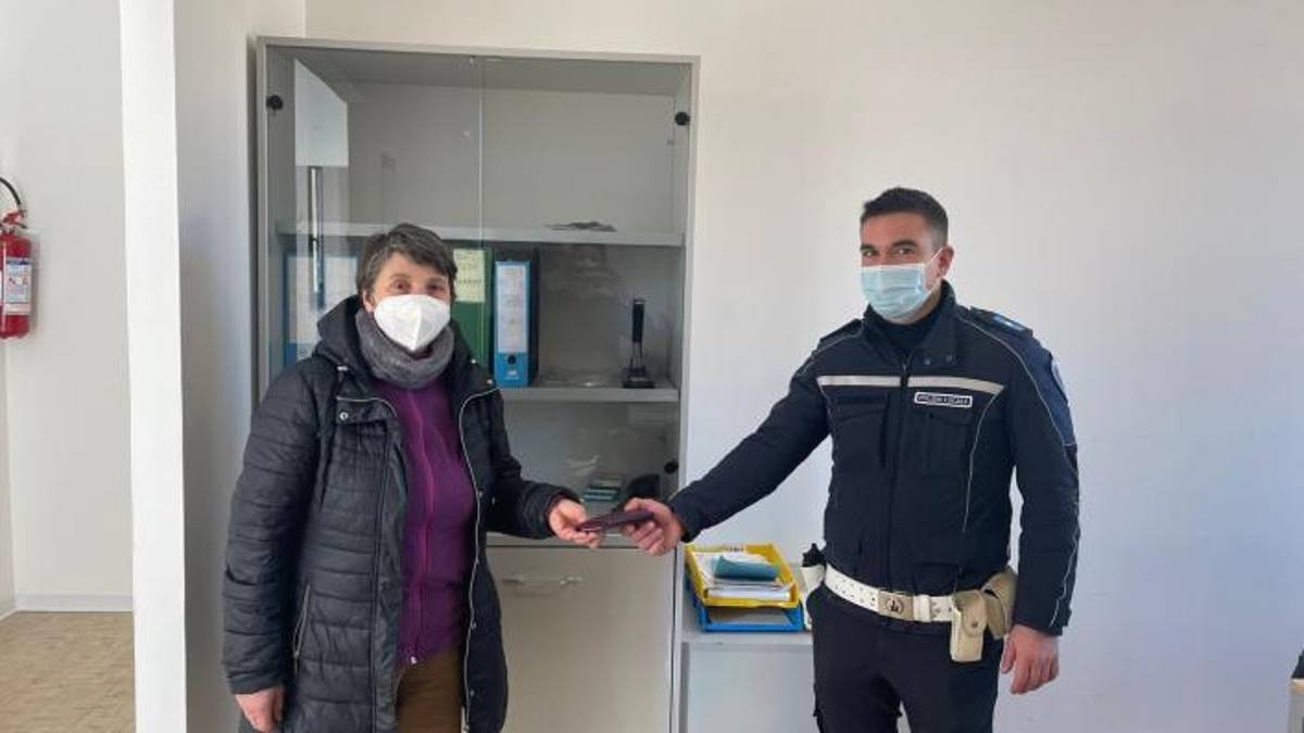 Ravenna, trova un portafoglio con 290 euro e lo fa consegnare alla proprietaria
