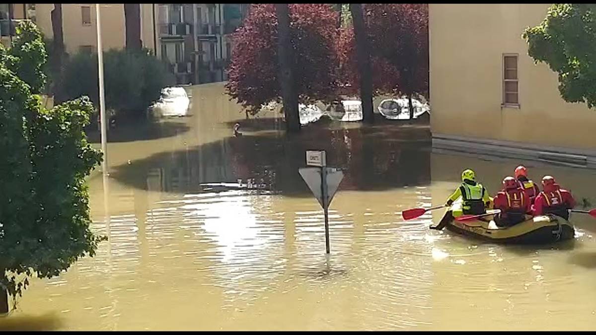 Faenza, noi restiamo qui: viveri e rifornimenti per chi ha scelto di non evacuare VIDEO