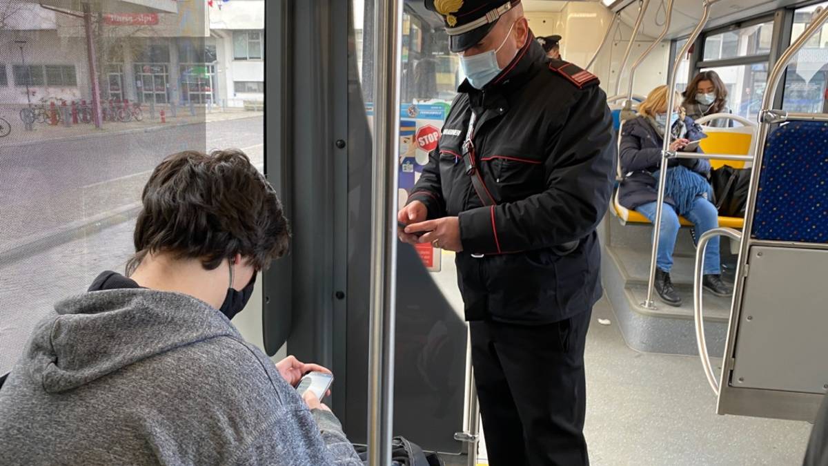 Rimini, violazioni norme anti Covid. Multati due baristi e coiffeur