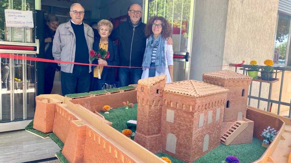 Cesena, 86enne costruisce una piccola Rocca Malatestiana con 30mila mattoncini e la dona alla scuola Fiorita