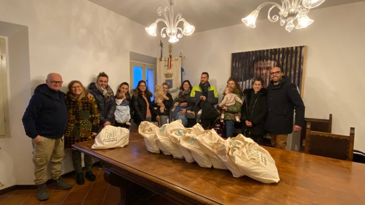 Baby kit consegnati dal sindaco ai neonati di Montiano del 2022