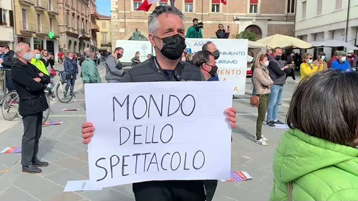 Rimini: la protesta in piazza di chi non lavora da un anno