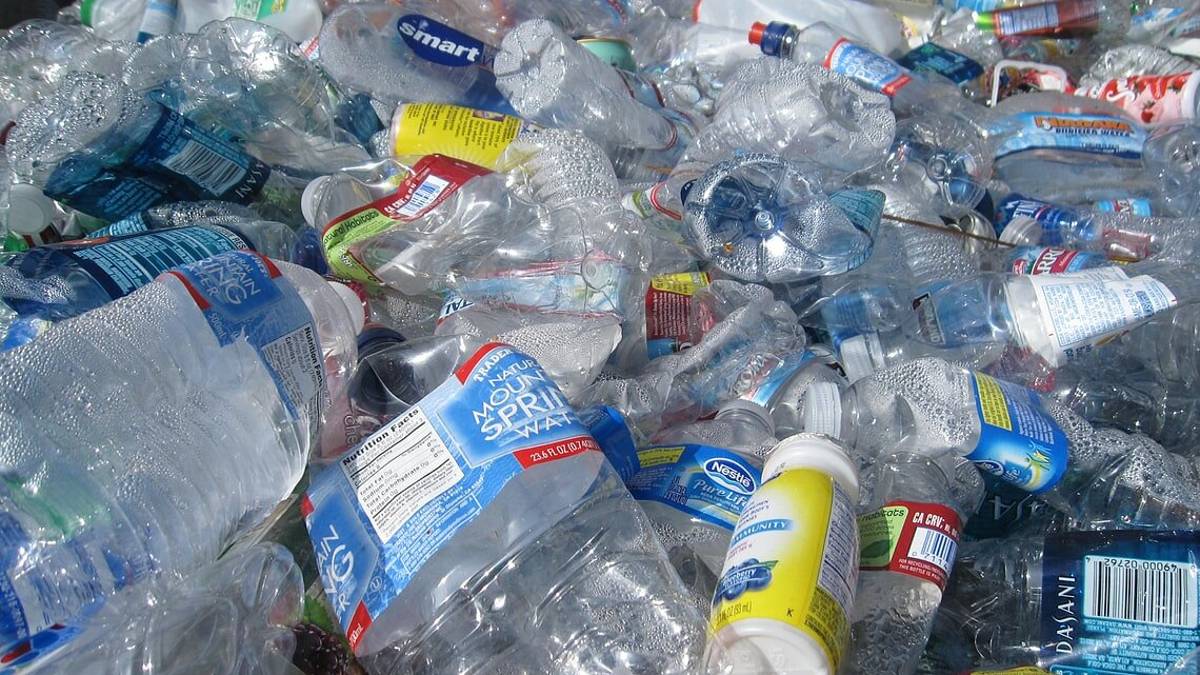 Il report di Hera: bere acqua del rubinetto evita il consumo di 284 milioni di bottiglie di plastica