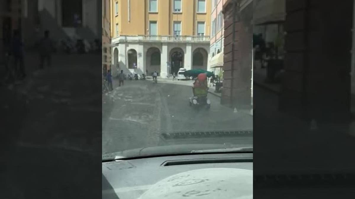 Caldo a Forlì, l'ombrellone motorizzato per proteggersi dal sole VIDEO