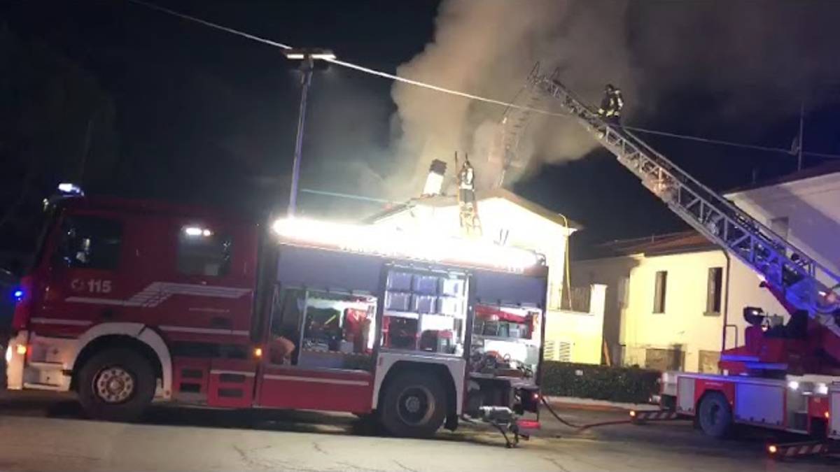 Lugo, il tetto di casa è in fiamme ma non se ne accorgono. Coppia in salvo
