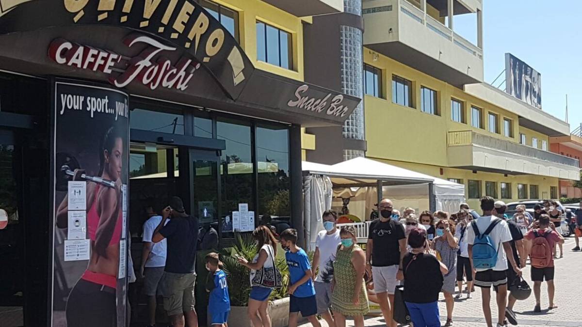 Misano. Sconti dal 30 al 50%: lunghe file sotto il sole da Oliviero