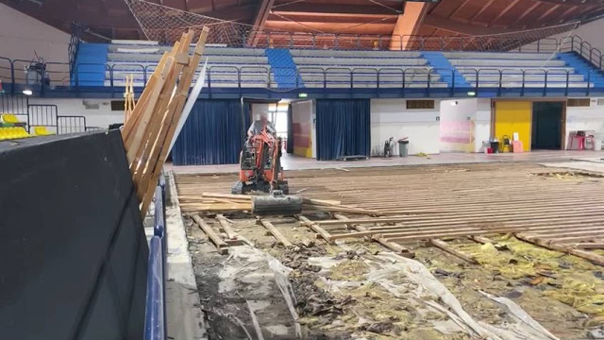 Cesena, smantellato il parquet al Carisport VIDEO