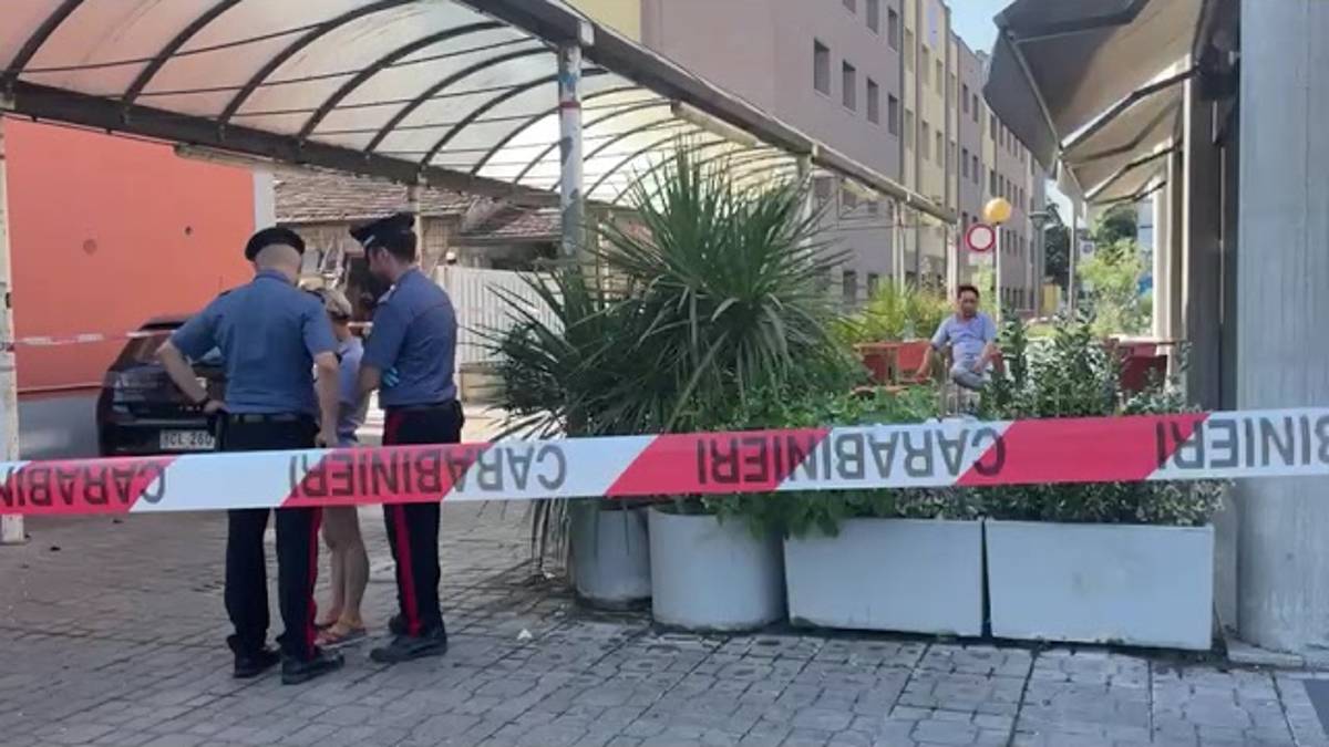 Cesena, aggressione con feriti da arma da taglio al bar di fronte alla stazione. VIDEO