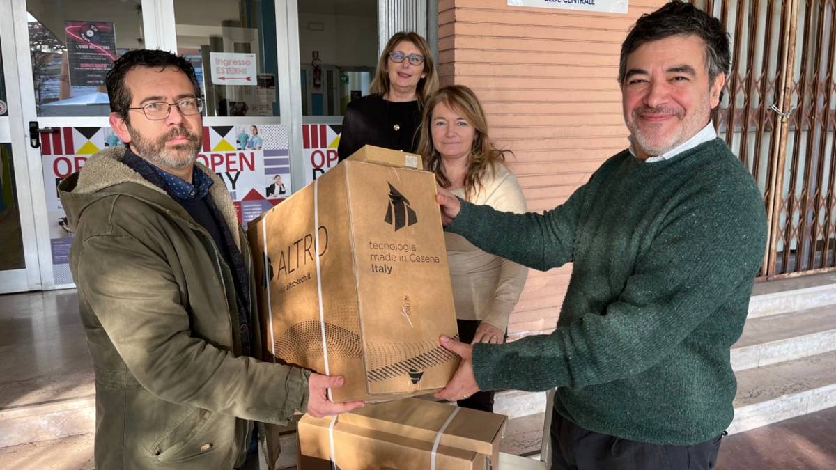 Cesena, regala 4 computer alla scuola al posto di quelli rubati: il gesto di cuore della Tecnocopi