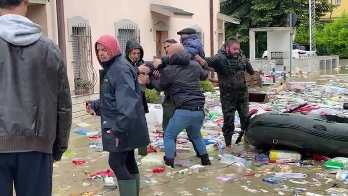 Maltempo a Cesena: anziano soccorso in via Roversano VIDEO