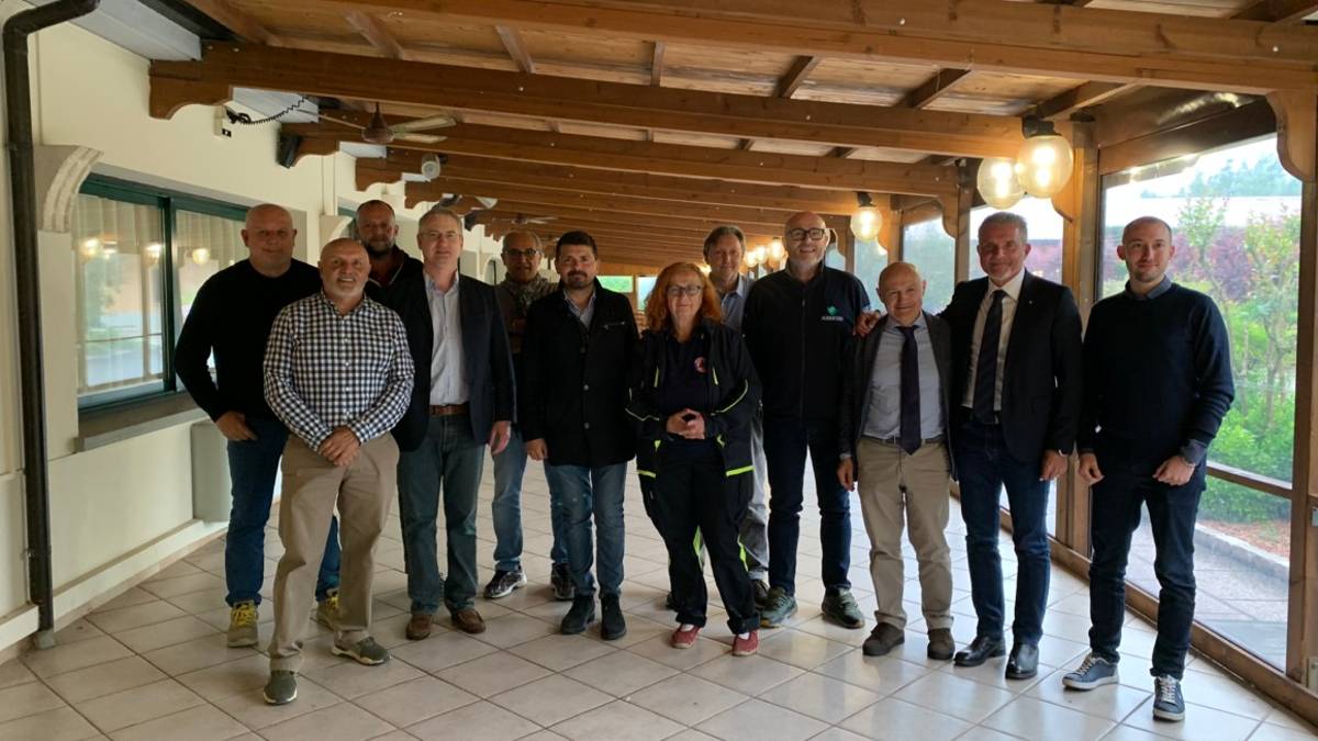 Alluvione, i soci Legacoop riempiono migliaia di sacchi di sabbia