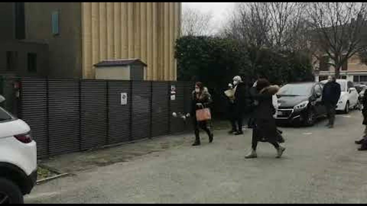 Omicidio di Faenza, fiori per Ilenia sul luogo del delitto VIDEO