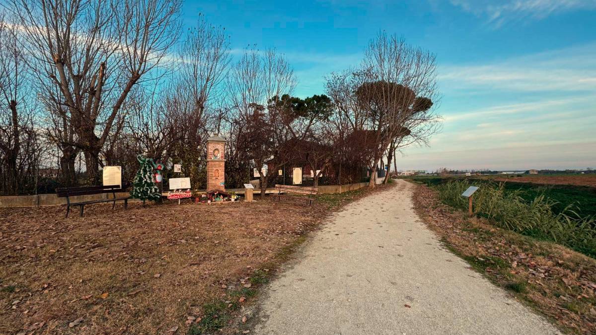 Sopra il punto in cui la runner 50enne era stata aggredita. Sotto il capanno di fortuna in cui era stato individuato e fermato il 26enne foto GIANMARIA zanotti