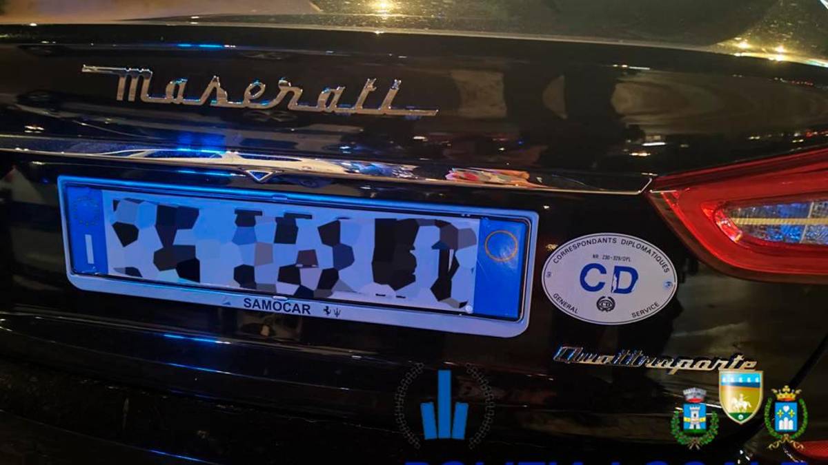 Girava per Riccione in Maserati spacciandosi per un diplomatico di Malta. “Godo dell’immunità”, denunciato