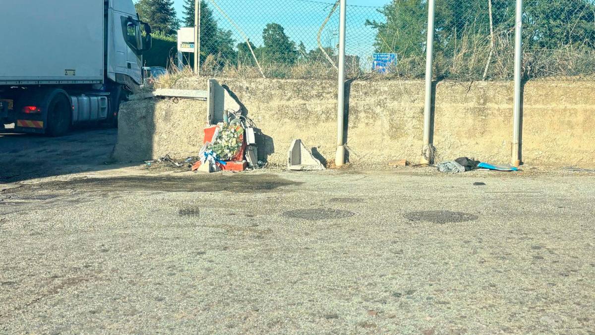Fiori sul luogo della tragedia