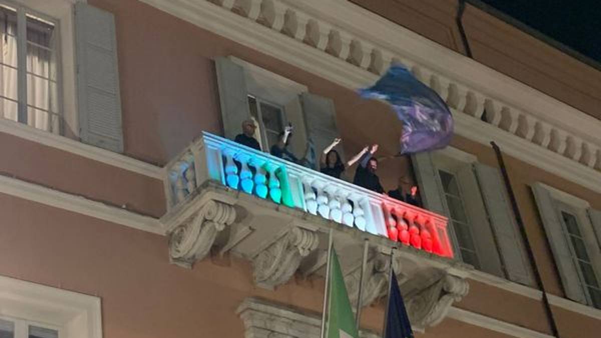 Napoli campione d'Italia, il Prefetto di Ravenna festeggia dal balcone VIDEO
