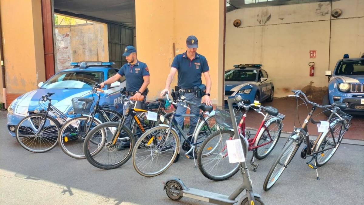 Imola, la polizia cerca i proprietari di diverse bici rubate e recuperate in centro